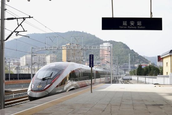 动车组驶入延安站。图：通讯员 张黎芝 摄