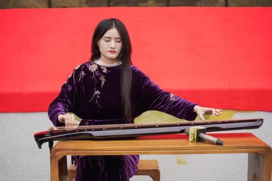 开幕仪式由中央音乐学院认证古琴师素玉演绎《流水》拉开序幕
