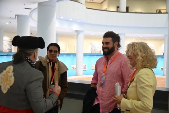 参展艺术家们进行交流沟通