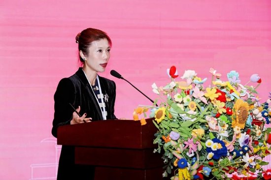 西安培华学院国际学术顾问逯阳主持论坛