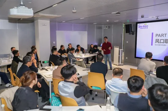 图2 10月19日，校友企业商业路演沙龙，欧亚广东校友会会长汪洋在作分享