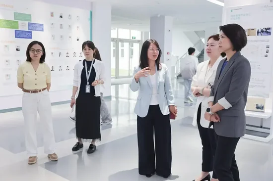 参观人居环境学院学生参与高力国际真实项目展览