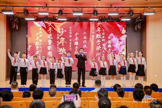 青年诵读《少年中国说》开场表演