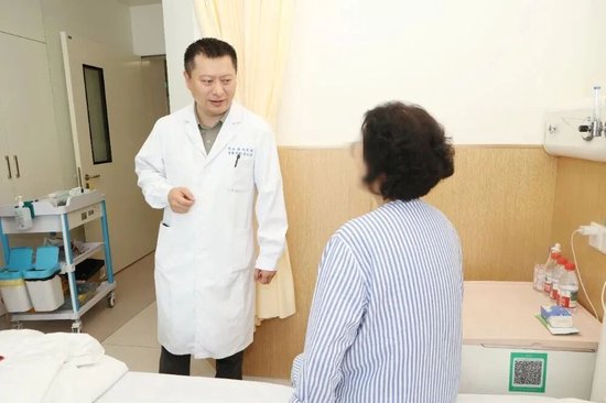 瑞金（海南）医院神经内科康文岩教授查房