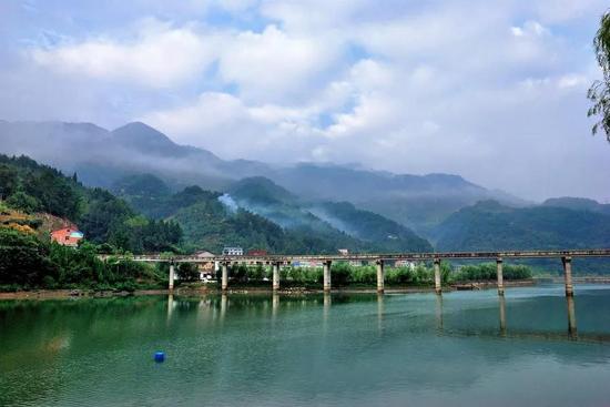 历史上,古镇盛产桐油,人们沿江砌坎,修建油坊,所以这里也叫“油坊坎”。