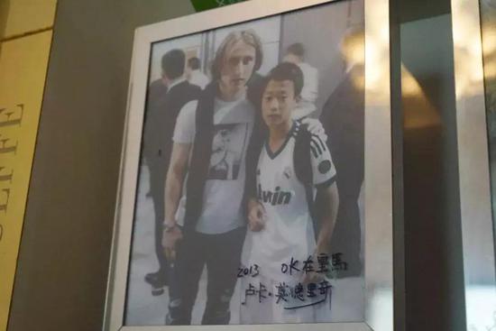 （張奧凱與莫德里奇合影）