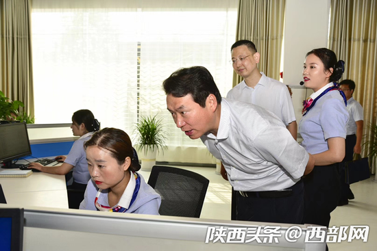 安康市市長趙俊民現場了解12345熱線受理情況。