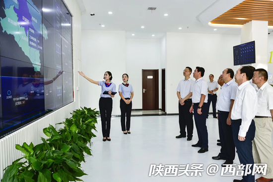 安康市市长赵俊民等现场调研12345平台工作流程。