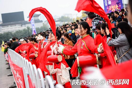 第一届西安国际马拉松,文化加油站的精彩表演。(资料图)