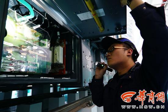 郭昊正在检查列车
