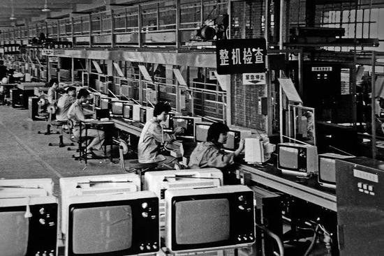 20世纪80年代初,海燕电视机生产流水线。刘一摄