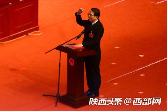 王興寧當(dāng)選省監(jiān)察委員會(huì)主任，向憲法宣誓。