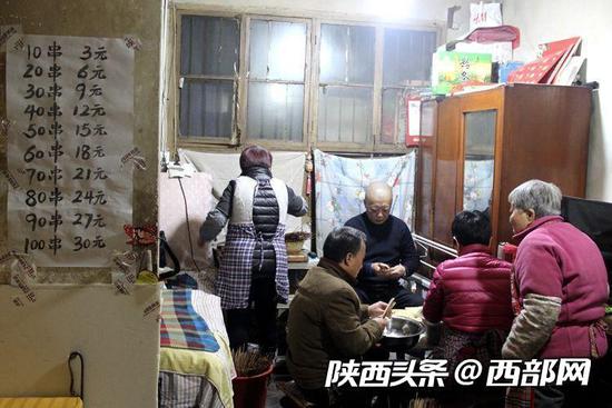 老奶奶全家齐上阵,串串依旧供不应求。