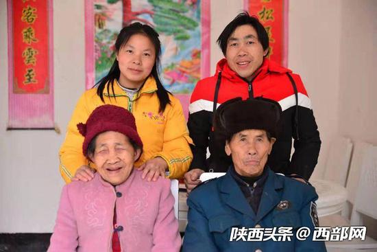 陈金兰夫妇与?#25913;?#22312;新房里的第一张合影。