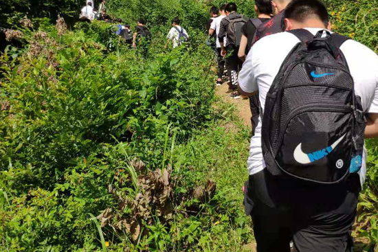 翻山越岭,赶赴考场。