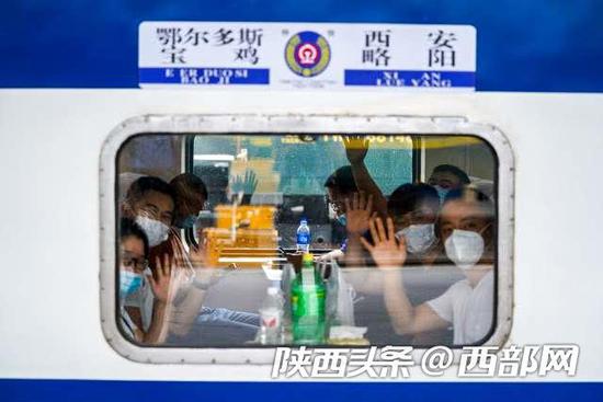 西安至鄂尔多斯双层旅客列车今日开通。尤艇 摄