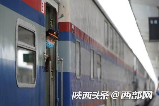 西安至鄂尔多斯双层旅客列车今日开通。尤艇 摄