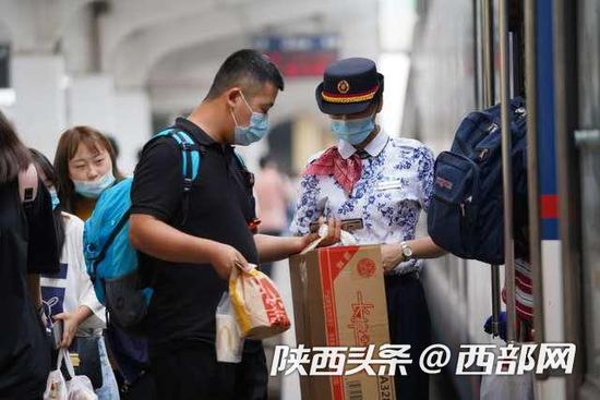 西安至鄂尔多斯双层旅客列车今日开通。尤艇 摄