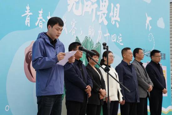 工作人员介绍短视频大赛规则及奖项