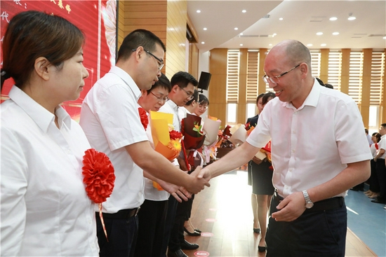 副校长刘少阳为获得优秀教材、省级在线精品课程的老师和团队颁奖