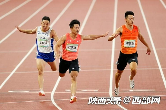  苏炳添在田径男子100米决赛中摘金。