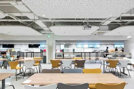△ 就餐区采用暖色调基底,搭配木质餐桌、符合人体工学的餐椅与沙发,不同氛围、不同家具的组合,以适度的间隔感和私密性,深受学生喜爱。