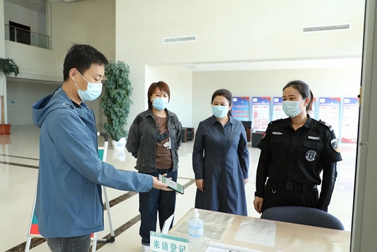 10月21日,蒙东赤峰阿旗供电公司纪委书记刘天茹带队对疫情防控工作开展专项监督