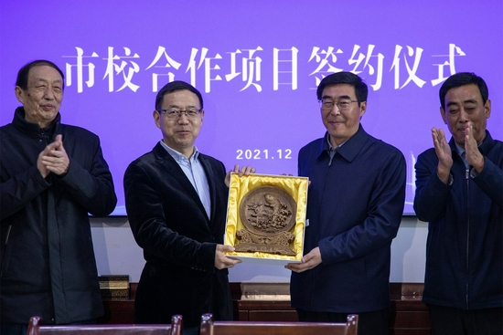 山西省河津市市长何伟率团访问西安科技大学高新学院,双方签署战略合作协议,促进教育与产业有机融合,打造落实市校合作示范点