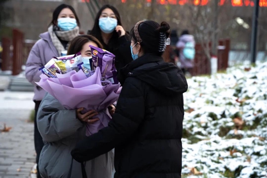 图/西北大学考点散考时，考研学生收到同学的祝福