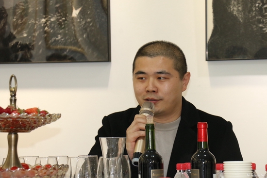 策展人张子麟主持研讨会