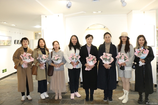 部分参展女画家