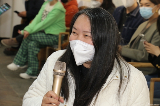 画家陈亚敏发言