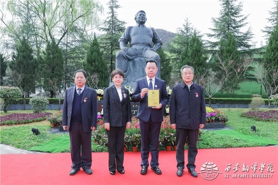 董事长丁晶向校友李泽成颁发捐赠证书