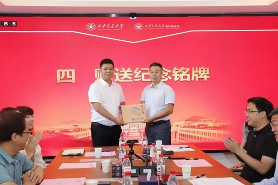 “致敬最美教师”公益行走进西安交通大学(滑动查看更多)