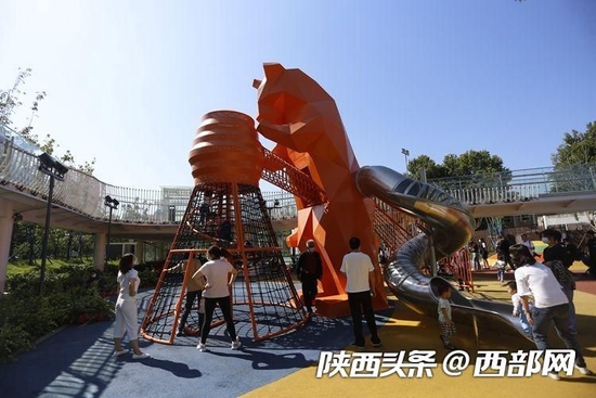 被彩虹桥围绕着的童梦乐园