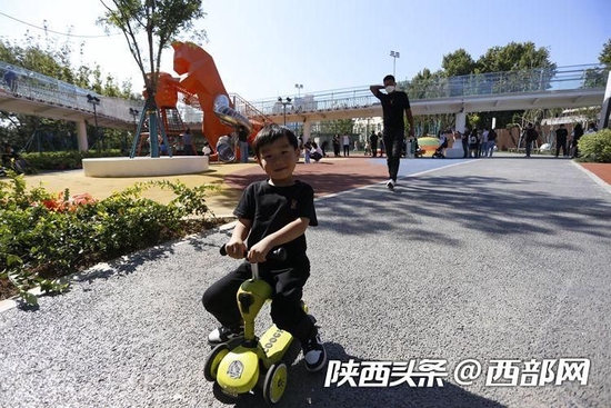 雁塔小寨公园里设有儿童娱乐设施