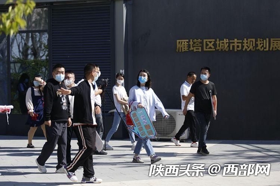 “蝶变•新西安”主题采风团一行走进小寨公园