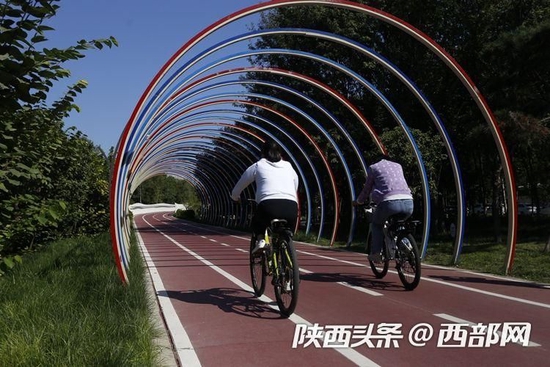 市民骑行路过南三环自行车绿色专用通行道路“彩虹圈”
