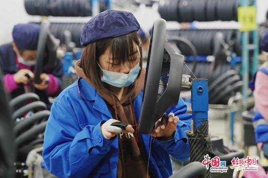 陕西万方汽车零部件有限公司方向盘车间工作人员正在进行生产