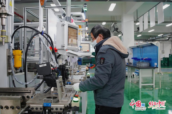 陕西万方汽车零部件有限公司工作人员正在对产品进行性能测试