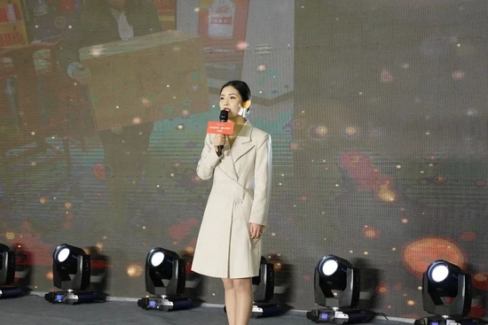 谭丽娜《逐梦新时代 巾帼绽芳华》