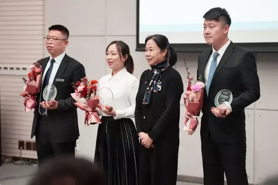 欧亚男篮主教练刘庆(右一)获得2020年度“校长提名奖”