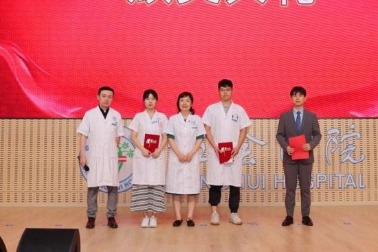 刘立平副院长、姚舒馨副部长与三等奖获得者合影