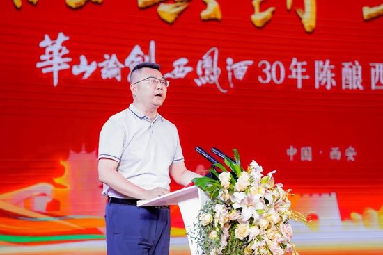 西安销售公司销售总监刁向东宣读奖励文件