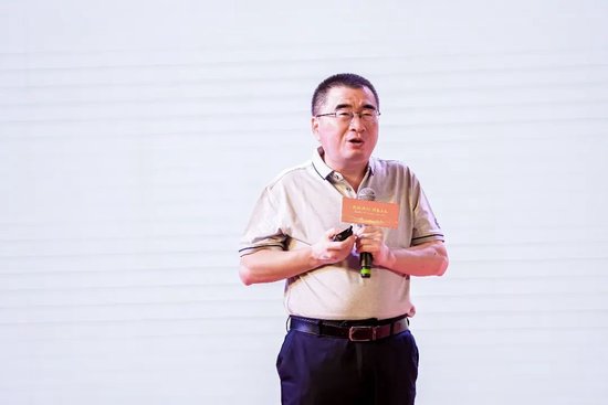白酒行业著名营销专家、中国酒业协会常务理事海纳机构总经理吕咸逊发表演讲