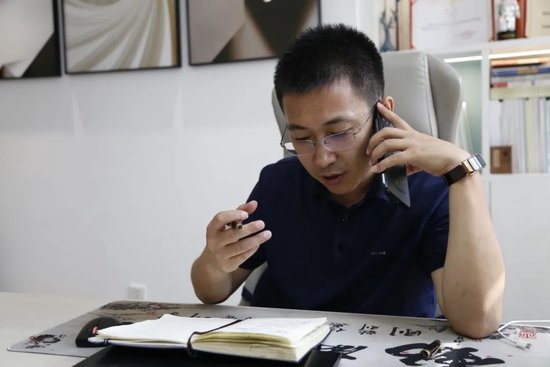 ▲工作时的王海栋总是电话不断