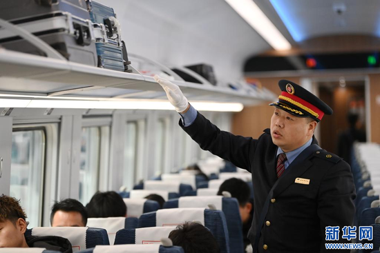 陕西上线运行新型“复兴号”列车