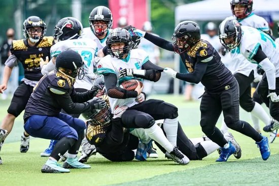 (图十)与北京联合大学队在场上激烈角逐