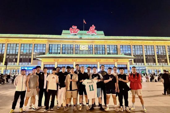 (图八)球队去上海参加全国联赛前合影