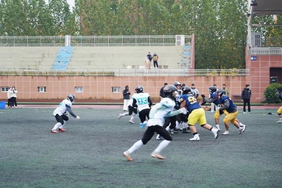 (图十一)与西安翻译学院的第一场球赛